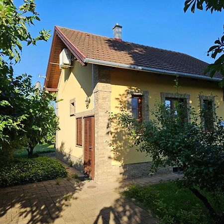 Duzzogo Vendeghaz Agard Villa Gárdony Exterior photo
