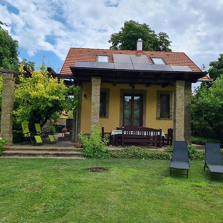 Duzzogo Vendeghaz Agard Villa Gárdony Exterior photo