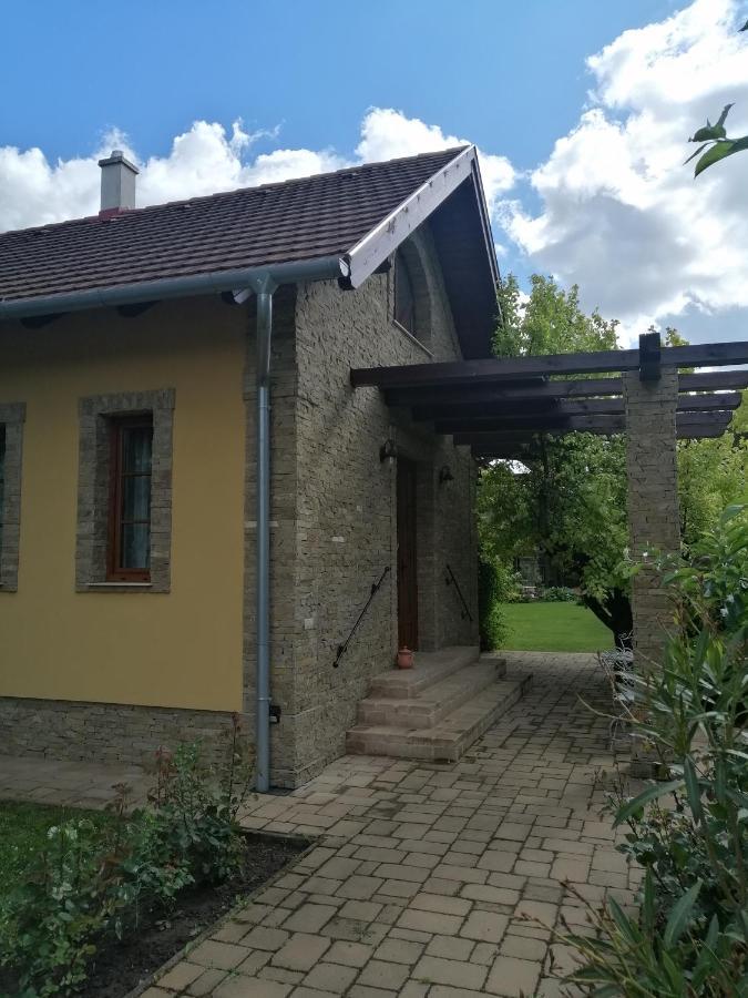 Duzzogo Vendeghaz Agard Villa Gárdony Exterior photo